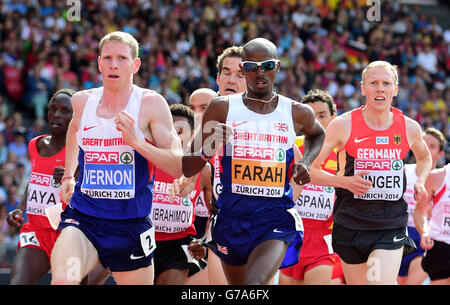 Die Briten Mo Farah (Mitte) und Andy Vernon (links) haben das Finale der Männer über 5000 m am sechsten Tag der Leichtathletik-Europameisterschaften 2014 im Letzigrund-Stadion in Zürich absolviert. Stockfoto