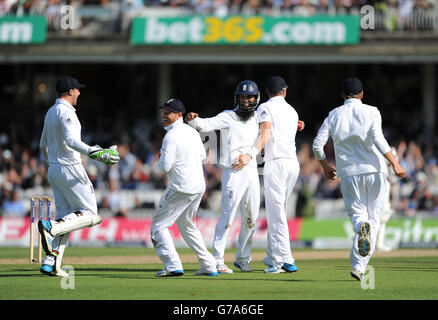 Die Engländer Jos Buttler (links), Ian Bell (zweite links), Moeen Ali (Mitte), James Anderson (zweite rechts) und Joe Root (rechts) feiern, nachdem sie Indiens letztes Wicket genommen haben, um das Testspiel während des fünften Tests im Kia Oval, London, zu gewinnen. Stockfoto