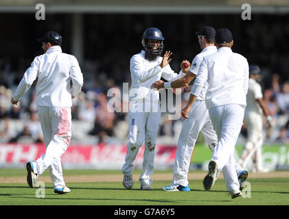 Englands Moeen Ali (zweiter links) feiert mit James Anderson (zweiter rechts), nachdem er den Fang von Indiens letztem Wicket, Ishant Sharma, gemacht hat, um einen Seriensieg während des fünften Tests im Kia Oval, London, zu absolvieren. Stockfoto
