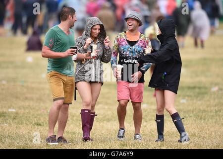 Festivalbesucher am zweiten Tag des V Festivals im Weston Park in Staffordshire. Stockfoto