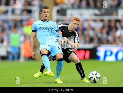 Fußball - Barclays Premier League - Newcastle United / Manchester City - St James' Park. Stevan Jovetic von Manchester City (links) und Jack Colback von Newcastle United kämpfen um den Ball Stockfoto