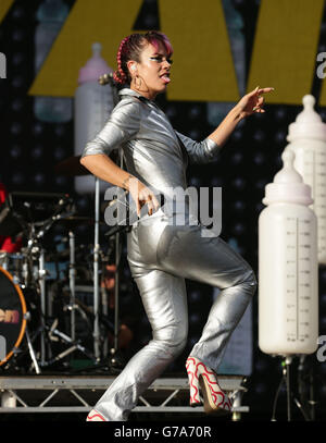 Lily Allen tritt am zweiten Tag des V Festivals auf der Hauptbühne auf, im Hylands Park in Chelmsford, Essex. Stockfoto