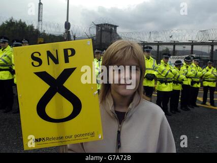 Nicola Sturgeon, MSP mit einem Plakat während eines Anti-Atomkampfes, der versuchte, den Atom-U-Boot-Stützpunkt Faslane auf dem schottischen Clyde zu blockieren. Die Aktivisten versuchen, das hervorzuheben, was sie als „Heuchelei“ der Regierung bezüglich Massenvernichtungswaffen bezeichnen. Zwischen 300 und 400 Personen, darunter Politiker, Mitglieder des Klerus und Friedensaktivisten aus Belgien, Skandinavien, Spanien und ganz Großbritannien, wurden erwartet, dass sie teilnehmen würden, sagten die Organisatoren. Stockfoto