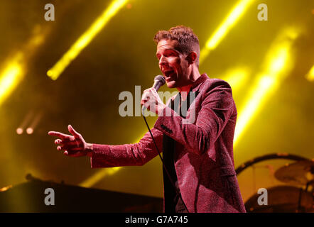 Brandon Flowers of the Killers tritt am zweiten Tag des V Festivals im Hylands Park in Chelmsford, Essex, auf der Hauptbühne auf. Stockfoto