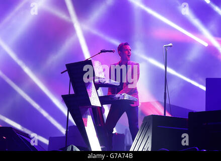 Brandon Flowers of the Killers tritt am zweiten Tag des V Festivals im Hylands Park in Chelmsford, Essex, auf der Hauptbühne auf. Stockfoto