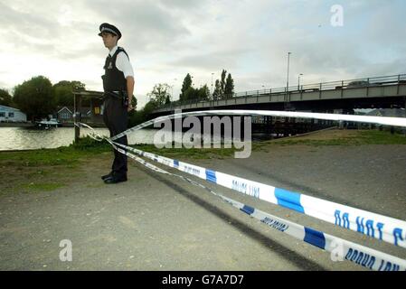 Die Polizei verschließt ein Gebiet an der Walton Bridge in Walton-on-Thames im Zusammenhang mit dem Mord an Amelie Delagrange. Detektive, die den Mörder der französischen Studentin jagen, haben einige ihrer Habseligkeiten in der Themse gefunden. Polizeitaucher entdeckten mehrere Gegenstände - vermutlich auch ihre Handtasche - an einem Flussabschnitt unter einer Brücke, 10 bis 20 Minuten Fahrt von wo Amelie am Donnerstagabend um 22 Uhr auf einem Cricket-Platz in Twickenham Green im Südwesten Londons ermordet wurde. Stockfoto