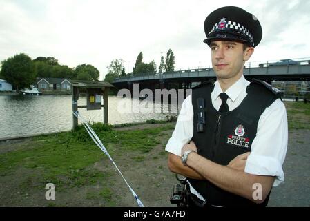 Die Polizei verschließt ein Gebiet an der Walton Bridge in Walton-on-Thames im Zusammenhang mit dem Mord an Amelie Delagrange. Detektive, die den Mörder der französischen Studentin jagen, haben einige ihrer Habseligkeiten in der Themse gefunden. Polizeitaucher entdeckten mehrere Gegenstände - vermutlich auch ihre Handtasche - an einem Flussabschnitt unter einer Brücke, 10 bis 20 Minuten Fahrt von wo Amelie am Donnerstagabend um 22 Uhr auf einem Cricket-Platz in Twickenham Green im Südwesten Londons ermordet wurde. Stockfoto