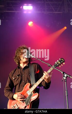 Black Rebel Motorcycle Club treten live auf der NME-Bühne beim V Festival 2004 in Chelmsford, Essex, auf. Stockfoto