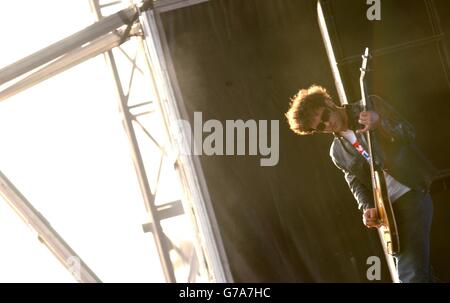 Das V Festival 2004. Black Rebel Motorcycle Club treten live auf der NME-Bühne beim V Festival 2004 in Chelmsford, Essex, auf. Stockfoto