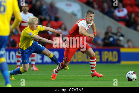 Fußball - Sky Bet Championship - Charlton Athletic / Derby County - The Valley. Charlton Athletic's Johann Gudmundsson (rechts) und will Hughes von Derby County (links) kämpfen um den Ball. Stockfoto