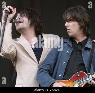 Der charlatanische Frontmann Tim Burgess (links) spielt live auf der V Stage beim V Festival 2004 in Chelmsford, Essex. Stockfoto