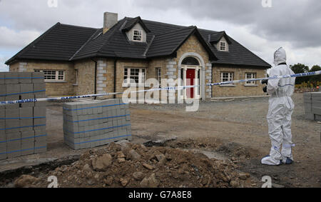 Gardai am Schauplatz einer tödlichen Schießerei in der Boherboy-Gegend von Saggart, West Dublin. Stockfoto