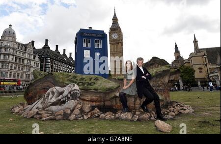 Doktor, der Peter Capaldi und Jenna Coleman während einer Fotocolall für Doctor Who auf dem Parliament Square im Zentrum von London vorstellt. Stockfoto