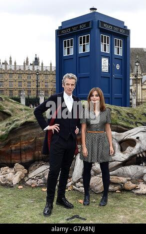 Doktor, der Peter Capaldi und Jenna Coleman während einer Fotocolall für Doctor Who auf dem Parliament Square im Zentrum von London vorstellt. Stockfoto