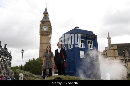 Doktor, der Peter Capaldi und Jenna Coleman während einer Fotocolall für Doctor Who auf dem Parliament Square im Zentrum von London vorstellt. Stockfoto