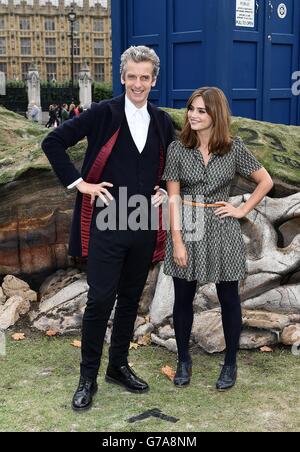 Doktor, der Peter Capaldi und Jenna Coleman während einer Fotocolall für Doctor Who auf dem Parliament Square im Zentrum von London vorstellt. Stockfoto