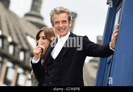 Doktor, der Peter Capaldi und Jenna Coleman während einer Fotocolall für Doctor Who auf dem Parliament Square im Zentrum von London vorstellt. Stockfoto