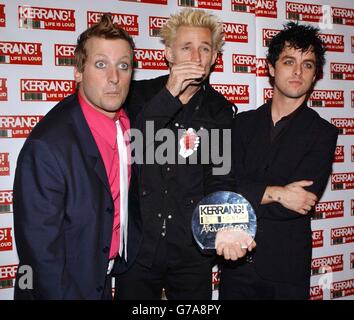 (Von links nach rechts) Tre Cool, Mike Dirnt und Billie Joe Armstrong von der US-Gruppe Green Day werden in den „Kerrang! Hall of Fame“, während des 11. Jährlichen Kerrang! Auszeichnungen in der Brauerei im Osten Londons, organisiert vom Rockmusikmagazin Kerrang!. Stockfoto