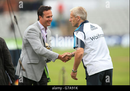 Cricket - Investec Test Series - Vierter Test - England - Indien - erster Tag - Emirates Old Trafford. Michael Vaughan mit dem englischen Cheftrainer Peter Moores Stockfoto