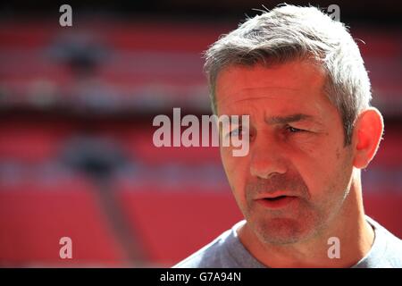 Rugby League - Tetley's Challenge Cup Finale - Castleford Tigers gegen Leeds Rhinos - Castleford Tigers Walkabout - Wembley Stadium. Castleford Tigers Head Coach Daryl Powell während der Tetley's Challenge Cup Final Walkabout im Wembley Stadium, London. Stockfoto