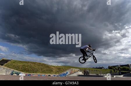 Sturmwolken Rollen über Whitley Bay Skate Park, North Tyneside, während ungewöhnlich kühle Temperaturen die Ankunft des Herbstes in Großbritannien ankündigen, wenn der Sommer zu Ende geht. Stockfoto