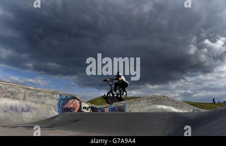 Sturmwolken Rollen über Whitley Bay Skate Park, North Tyneside, während ungewöhnlich kühle Temperaturen die Ankunft des Herbstes in Großbritannien ankündigen, wenn der Sommer zu Ende geht. Stockfoto