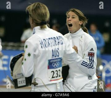 Die britische Georgina Harland (rechts) reagiert, nachdem sie die Australierin Eszter Hortobagyi im Fechtbein des Women's Modern Pentathlon im Goudi Olympic Complex in Athes, Griechenland, während der Olympischen Spiele besiegt hat. Stockfoto