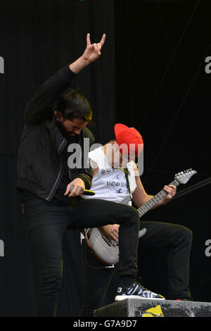 Jeremy McKinnon und Kevin Skaff von A Day to Remember treten während des ersten Tages des Leeds Festivals im Bramham Park, Leeds, auf. Stockfoto