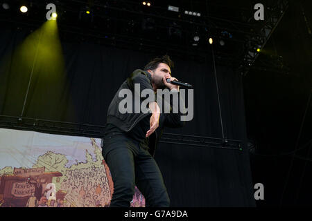 Jeremy McKinnon von A Day to Remember tritt während eines Tages auf dem Leeds Festival im Bramham Park, Leeds. Stockfoto