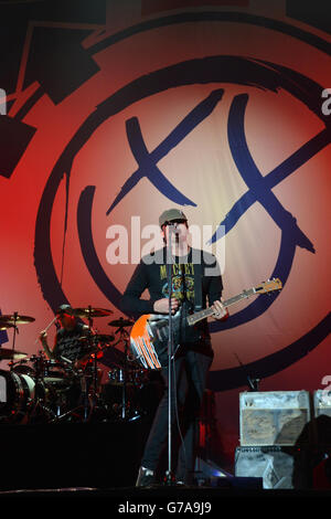 Leeds Festival 2014 - Erster Tag. Tom DeLonge von Blink 182 tritt am ersten Tag des Leeds Festivals im Bramham Park, Leeds, auf. Stockfoto