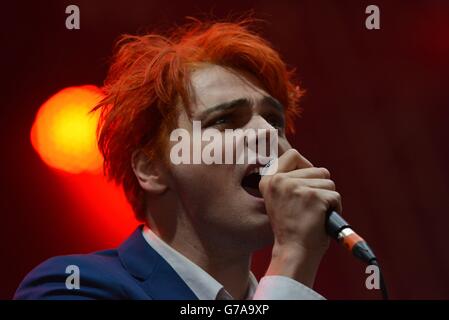 Der ehemalige My Chemical Romance Sänger Gerard Way tritt am zweiten Tag des Leeds Festivals im Bramham Park, Leeds, auf. Stockfoto