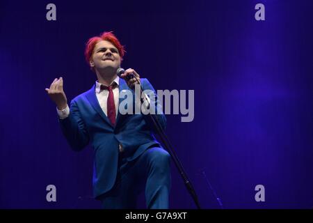 Der ehemalige My Chemical Romance Sänger Gerard Way tritt am zweiten Tag des Leeds Festivals im Bramham Park, Leeds, auf. Stockfoto