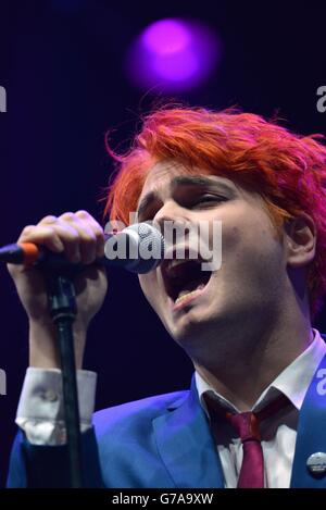 Der ehemalige My Chemical Romance Sänger Gerard Way tritt am zweiten Tag des Leeds Festivals im Bramham Park, Leeds, auf. Stockfoto