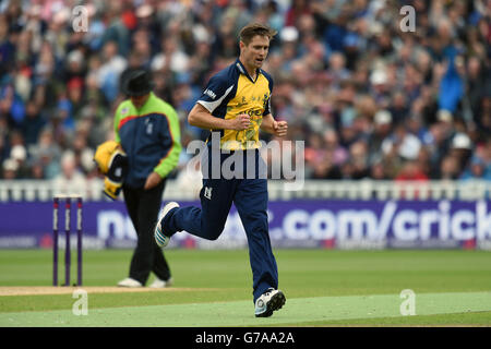 Chris Woakes von Birmingham Bears feiert das Wicket von Robin Peterson von Surrey während des NatWest T20 Blast Halbfinales in Edgbaston, Birmingham. Stockfoto