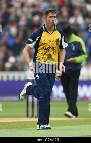 Chris Woakes von Birmingham Bears feiert das Wicket von Robin Peterson von Surrey während des NatWest T20 Blast Halbfinales in Edgbaston, Birmingham. Stockfoto