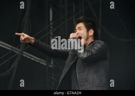 Kenta Koie of Crossfaith tritt am zweiten Tag des Leeds Festivals im Bramham Park, Leeds, auf. Stockfoto