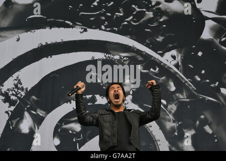 Kenta Koie of Crossfaith tritt am zweiten Tag des Leeds Festivals im Bramham Park, Leeds, auf. Stockfoto