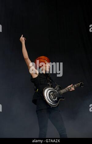 Kazuki Takemura von Crossfaith tritt am zweiten Tag des Leeds Festivals im Bramham Park, Leeds, auf. Stockfoto