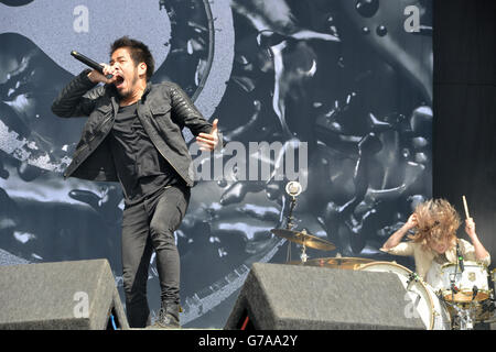 Kenta Koie of Crossfaith tritt am zweiten Tag des Leeds Festivals im Bramham Park, Leeds, auf. Stockfoto