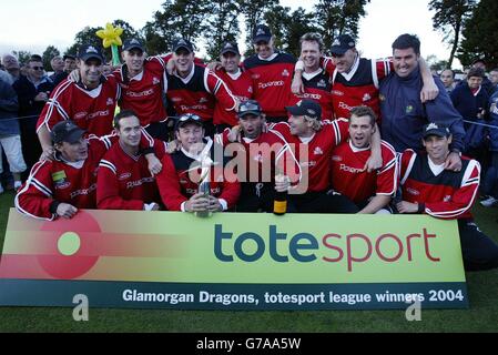 Robert Croft, Kapitän der Glamorgan Dragons, und seine Teamkollegen feiern den Gewinn der Totesport League Trophäe nach ihrem Spiel gegen Kent in Sophia Gardens, Cardiff Stockfoto