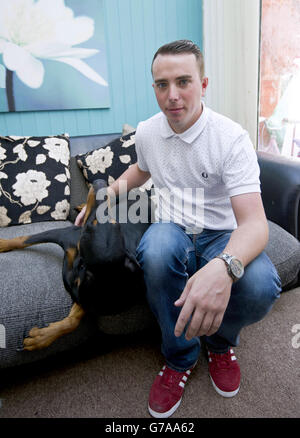 Pte Davey Graham posiert mit seinem Hund zu Hause in Clifton, Nottingham, für Porträts. Stockfoto