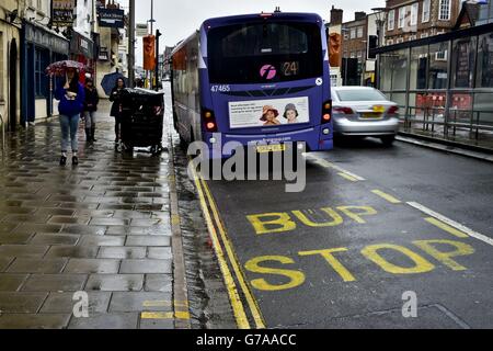 Ein Bus fährt an einer falsch geschriebenen Bushaltestelle in Bristol an der Old Market Street vorbei. Stockfoto