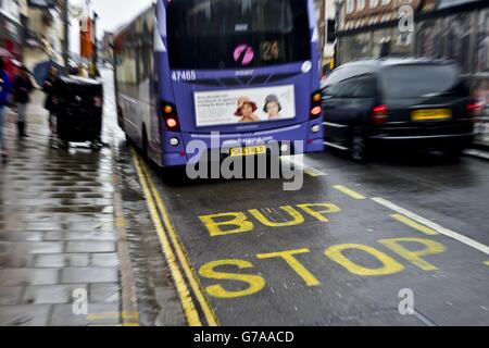 Bushaltestelle falsch geschrieben. Ein Bus fährt an einer falsch geschriebenen Bushaltestelle in Bristol an der Old Market Street vorbei. Stockfoto