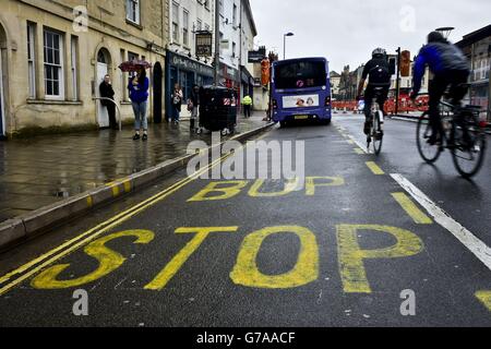 Ein Bus fährt an einer falsch geschriebenen Bushaltestelle in Bristol an der Old Market Street vorbei. Stockfoto