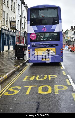 Ein Bus fährt an einer falsch geschriebenen Bushaltestelle in Bristol an der Old Market Street vorbei. Stockfoto