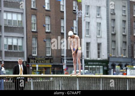 Shane Drumm (15) bereitet sich darauf vor, von der Millennium Bridge in Dublins Liffey River abzutauchen, um sich auf das 84. Jährliche Liffey Swim vorzubereiten, das diesen Samstag stattfindet. Rund 220 Männer und 80 Frauen qualifizierten sich für den traditionellen anderthalb Kilometer-Wettbewerb, der 1920 in Dublin begann. Dublin City Council sagte am nächsten Samstag die Veranstaltung wird eine Familie Angelegenheit mit dem 13-jährigen Niamh Dunne, der jüngste Konkurrent, und die älteste 71-jährige Jackie Kearney sein. Stockfoto