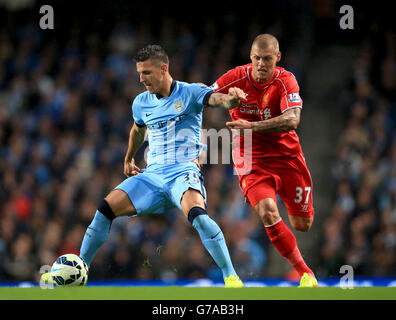 Stevan Jovetic von Manchester City (links) und Martin Skrtel von Liverpool kämpfen während des Spiels der Barclays Premier League im Etihad Stadium in Manchester um den Ball. Stockfoto