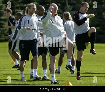 Robbie Savage (links), John Hartson (Mitte) und Mark Crossley (rechts) trainieren mit dem Rest der walisischen Fußballmannschaft auf den Spielfeldern der University of Glamorgan in Cardiff, bevor sie ihr erstes WM-Qualifikationsspiel gegen Aserbaidschan in Baku antreten. Stockfoto