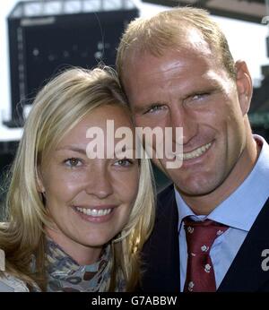 England Skipper Lawrence Dallaglio mit seiner Partnerin Alice Corbett nach der Bekanntgabe seiner Reirement aus dem internationalen Rugby mit sofortiger Wirkung in Twickenham, London. England-Trainer Woodward bestätigte, dass Dallaglio sich für die Lions-Tour nach Neuseeland im nächsten Sommer nicht aus der Auswahl ausgeschlossen hat, obwohl er die Testarena verlassen hat. Stockfoto