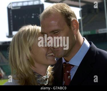 England Skipper Lawrence Dallaglio mit seiner Partnerin Alice Corbett nach der Bekanntgabe seiner Reirement aus dem internationalen Rugby mit sofortiger Wirkung in Twickenham, London. England-Trainer Woodward bestätigte, dass Dallaglio sich für die Lions-Tour nach Neuseeland im nächsten Sommer nicht aus der Auswahl ausgeschlossen hat, obwohl er die Testarena verlassen hat. Stockfoto